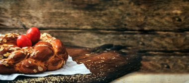 Paskalya ekmeği, Yunan tsoureki örgü ve kırmızı paskalya yumurtaları masaya, yakın görüş, boşluk kopyala