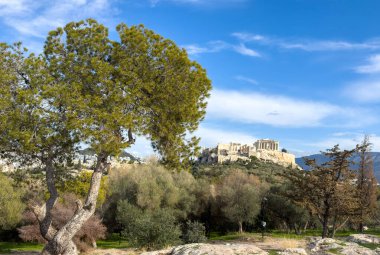 Atina, Yunanistan. Parthenon, Akropolis tepesi manzarası Areopagus tepesinden, bulutlu mavi gökyüzü