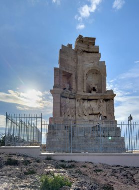 Atina, Yunanistan, Philopappos Anıtı, bulutlu mavi gökyüzü. 