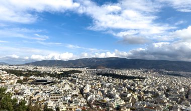 Atina, Yunanistan şehir manzarası ve Filopappos tepesinden Akropolis müzesi hava manzarası, bulutlu mavi gökyüzü