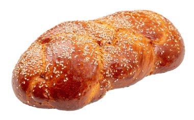 Paskalya Ekmeği Yunan tsoureki örgüsü beyaza izole edilmiş. Üzerinde susam tohumları olan tatlı brioche