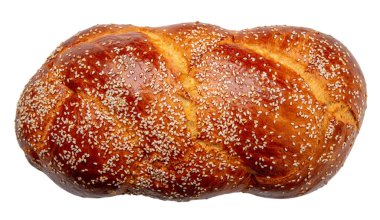 Easter ekmeği Yunan tsoureki örgüsü beyaz üzerine izole edilmiş, susam tohumlu tatlı brioche.