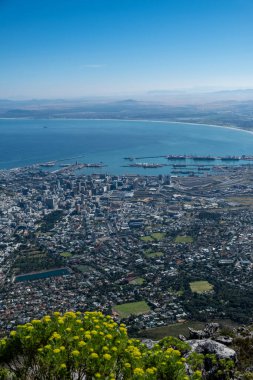 Cape Town şehir hava görüntüsü Masa Dağı kablo istasyonu, mavi gökyüzü