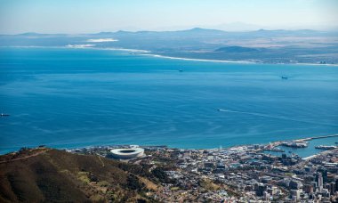 Cape Town şehir hava görüntüsü Masa Dağı kablo istasyonu, mavi gökyüzü