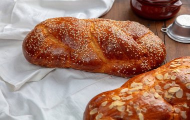 Paskalya tatlı ekmeği, iki tsoureki örgü beyaz masa örtüsü, yukarıdan manzara