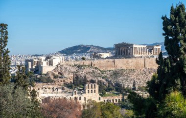 Atina, Yunanistan. Parthenon ve Propylaea, Acropolis Tepesi ve Herodeion, açık mavi gökyüzü. Philopappos tepesinden görüntü