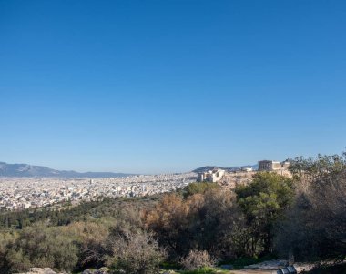 Atina, Yunanistan. Parthenon ve Propylaea, Akropolis tepesi, ve şehir manzarası, mavi gökyüzü.