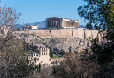 Atina 'nın Akropolü, Yunanistan' ın rock, Parthenon ve Herodeion 'u mavi gökyüzü arka planında, güneşli günde.