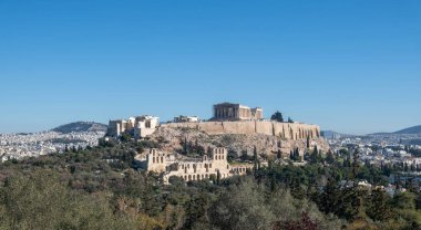 Atina, Yunanistan. Parthenon ve Propylaea, Acropolis Tepesi ve Herodeion, açık mavi gökyüzü. Philopappos tepesinden görüntü