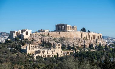Atina, Yunanistan. Parthenon ve Propylaea, Acropolis Tepesi ve Herodeion, açık mavi gökyüzü. Philopappos tepesinden görüntü
