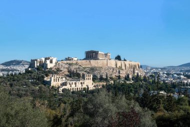 Atina, Yunanistan. Parthenon ve Propylaea, Acropolis Tepesi ve Herodeion, açık mavi gökyüzü. Philopappos tepesinden görüntü