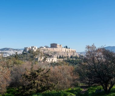 Atina, Yunanistan. Parthenon ve Propylaea, Acropolis Tepesi ve Herodeion, açık mavi gökyüzü. Philopappos tepesinden görüntü