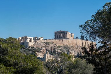 Atina, Yunanistan. Parthenon ve Propylaea, Acropolis Tepesi ve Herodeion, açık mavi gökyüzü. Philopappos tepesinden görüntü