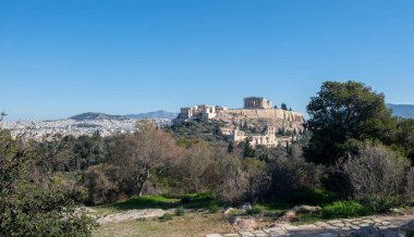Atina, Yunanistan. Parthenon ve Propylaea, Acropolis Tepesi ve Herodeion, açık mavi gökyüzü. Philopappos tepesinden görüntü
