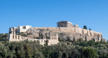 Atina, Yunanistan. Parthenon ve Propylaea, Acropolis Tepesi ve Herodeion, açık mavi gökyüzü. Philopappos tepesinden görüntü