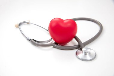Tıbbi steteskop ve kırmızı kalp beyaz, Dünya Sağlık Günü, aşk konsepti