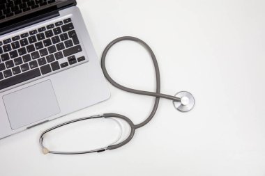 Teletıp, medikal steteskop ve bilgisayar bilgisayarı beyaza izole edildi, boşluğu kopyala