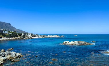 Llandudno tatil köyü, beyaz kumsal, Cape Town 'un sahil kenarı, Güney Afrika, güneşli bir gün.
