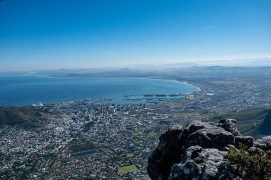 Cape Town şehir hava görüntüsü Masa Dağı kablo istasyonu, mavi gökyüzü