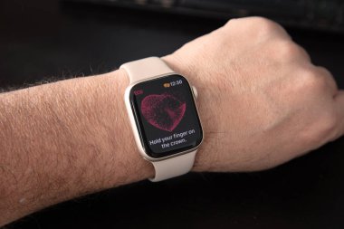 28 Ocak 2025. Atina Yunanistan. Erkek bileğinde Apple akıllı saati, yakın plan. Elektrokardiyogramlı EKG ekran, sağlık uygulaması