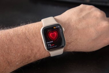 28 Ocak 2025. Atina Yunanistan. Erkek bileğinde Apple akıllı saati, yakın plan. Kalp atışı ekranda, sağlık uygulaması