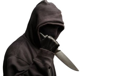 Beyazın üzerinde izole edilmiş bir bıçak tutan kapüşonlu adam. Silahlı saldırı konsepti.