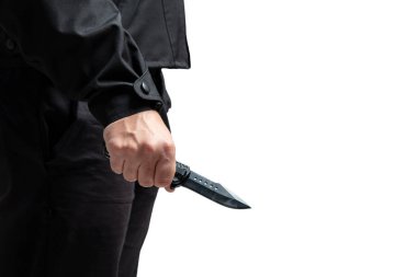Beyaz, silahlı saldırı konseptine izole edilmiş bir erkek eli..