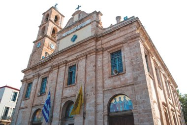 Girit adası Yunanistan 'da Chania Katedrali beyaz gökyüzünde izole edildi. Theotokos Kilisesi 'nden Eisodion ve çan kulesi