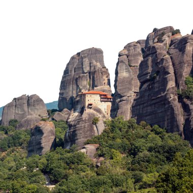 Meteora Yunanistan. Aziz Niklas Manastırı beyaz arka planda izole bir kayanın üzerinde.
