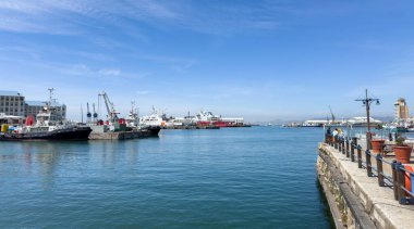 1 Kasım 2024. Cape Town limanı, Güney Afrika. Limanlarda demirli gemiler, güneşli bir gün, mavi gökyüzü