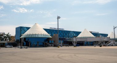 20 Ekim 2024. Zimbabwe, Victoria Falls havaalanı terminal binası. Hoş geldin işareti. Afrika 'ya seyahat
