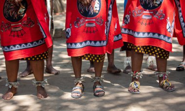 24 Ekim 2024. Eswatini, Svaziland. Matsamo Kültür Köyü. Afrika kabile gösterisi, geleneksel giyinmiş dansçılar.