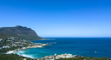 Llandudno tatil köyü, beyaz kumsal, Cape Town 'un sahil kenarı, Güney Afrika, güneşli bir gün.