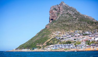 Güney Afrika, Cape Town 'un sahil kenarındaki Hout Bay banliyösü, yamaçtaki küçük renkli evler. Güneşli gün, mavi gökyüzü