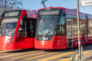 15 Ocak 2025. İsviçre, Bern. Şehir merkezinde kırmızı tramvaylar. Toplu taşıma.