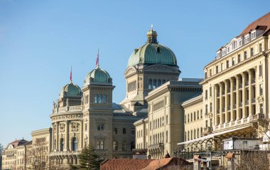 İsviçre, Bern. Federal Saray önü, İsviçre hükümeti ve parlamento binası, mavi gökyüzü