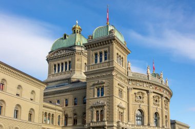İsviçre, Bern. Federal Saray önü, İsviçre hükümeti ve parlamento binası, mavi gökyüzü