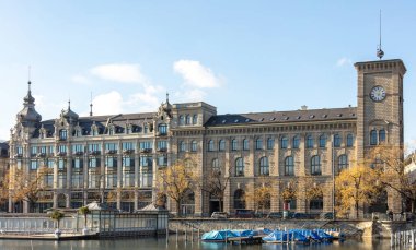 Zürih 'te. Altstadt 'taki eski postane binası ve saat kulesi. Geleneksel mimari yapı. İsviçre