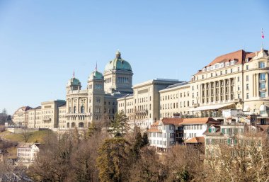 İsviçre, Bern. Federal Saray önü, İsviçre hükümeti ve parlamento binası, mavi gökyüzü