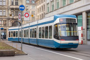 Zürih şehir merkezinde mavi tramvay. Modern yeni araç, toplu taşıma. İsviçre,