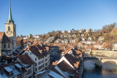 Bern, İsviçre. Şehir Manzarası. Untertor Köprüsü, Aare Nehri ve tarihi Nydegg Kilisesi.