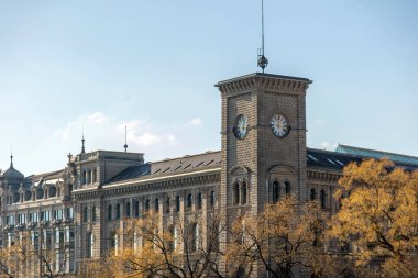 Zürih 'te. Altstadt 'taki eski postane binası ve saat kulesi. Geleneksel mimari yapı. İsviçre