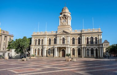 Güney Afrika. Port Elizabeth Gqeberha Belediye Binası. Pazar Meydanı 'nda saat kulesi olan büyük tarihi bina..