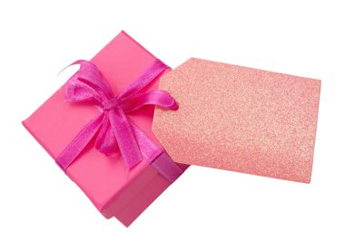 Hediye kutusu beyaz üzerinde izole edilmiş, pembe renkli, üzerinde boş kart olan, üst görünümü olan. Anneler Günü konsepti