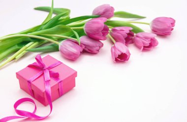 Anneler günü hediyesi. Taze pembe laleler çiçek buketi ve hediye kutusu, yakın plan, kart şablonu..