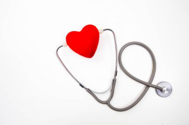 Tıbbi steteskop ve kırmızı kalp beyaz, Dünya Sağlık Günü konseptinde izole edildi.