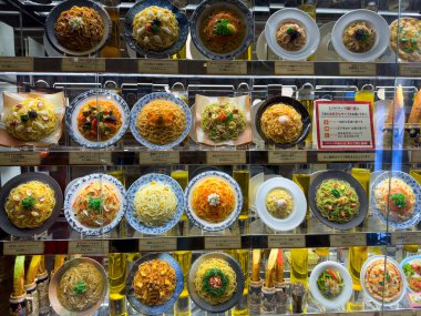 Japonya Tokyo. 11 Nisan 2024. Japon restoranının vitrininde çeşitli makarna yemekleri var.