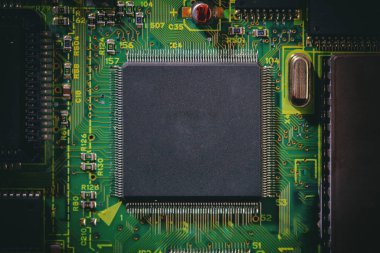 Bilgisayar devre kartı kapanıyor. İşlemci, merkezi işlem birimi, elektronik bileşenler ve kablolama