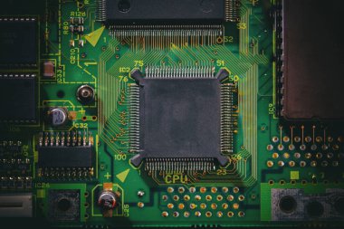 Bilgisayar devresi üst görünümü. İşlemci, merkezi işlem birimi, elektronik bileşenler ve kablolama