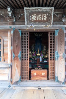 Japonya, Biwa Gölü. 6 Nisan 2024. Geleneksel Japon Budist tapınağı, ahşap yapı ve açık sunak.